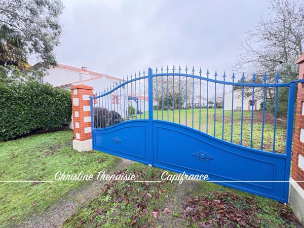 Maison à vendre sur une terrain de 2000 m2 - 4 chambres - Bureau - 3 salles d'eau - 3 wc - Dépendance et garages LA GARNACHE (85)