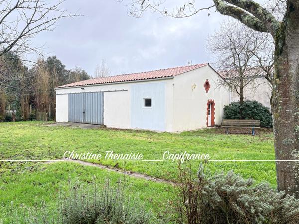 Maison à vendre sur une terrain de 2000 m2 - 4 chambres - Bureau - 3 salles d'eau - 3 wc - Dépendance et garages LA GARNACHE (85)
