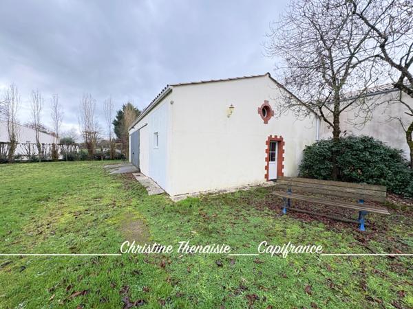 Maison à vendre sur une terrain de 2000 m2 - 4 chambres - Bureau - 3 salles d'eau - 3 wc - Dépendance et garages LA GARNACHE (85)