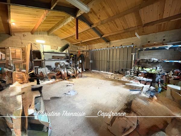 Maison à vendre sur une terrain de 2000 m2 - 4 chambres - Bureau - 3 salles d'eau - 3 wc - Dépendance et garages LA GARNACHE (85)
