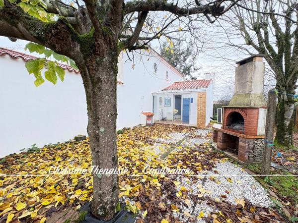 Maison à vendre sur une terrain de 2000 m2 - 4 chambres - Bureau - 3 salles d'eau - 3 wc - Dépendance et garages LA GARNACHE (85)