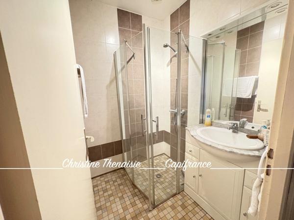 Maison à vendre sur une terrain de 2000 m2 - 4 chambres - Bureau - 3 salles d'eau - 3 wc - Dépendance et garages LA GARNACHE (85)