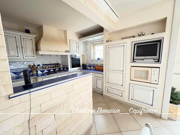 Maison à vendre sur une terrain de 2000 m2 - 4 chambres - Bureau - 3 salles d'eau - 3 wc - Dépendance et garages LA GARNACHE (85)