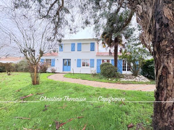 Maison à vendre sur une terrain de 2000 m2 - 4 chambres - Bureau - 3 salles d'eau - 3 wc - Dépendance et garages LA GARNACHE (85)