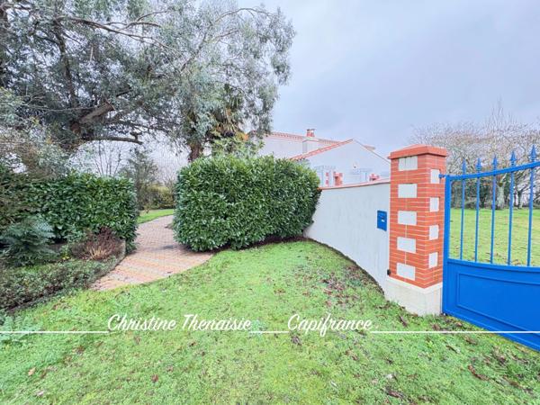 Maison à vendre sur une terrain de 2000 m2 - 4 chambres - Bureau - 3 salles d'eau - 3 wc - Dépendance et garages LA GARNACHE (85)