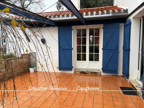 Maison à vendre sur une terrain de 2000 m2 - 4 chambres - Bureau - 3 salles d'eau - 3 wc - Dépendance et garages LA GARNACHE (85)