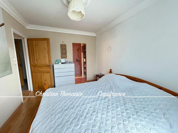 Maison à vendre sur une terrain de 2000 m2 - 4 chambres - Bureau - 3 salles d'eau - 3 wc - Dépendance et garages LA GARNACHE (85)