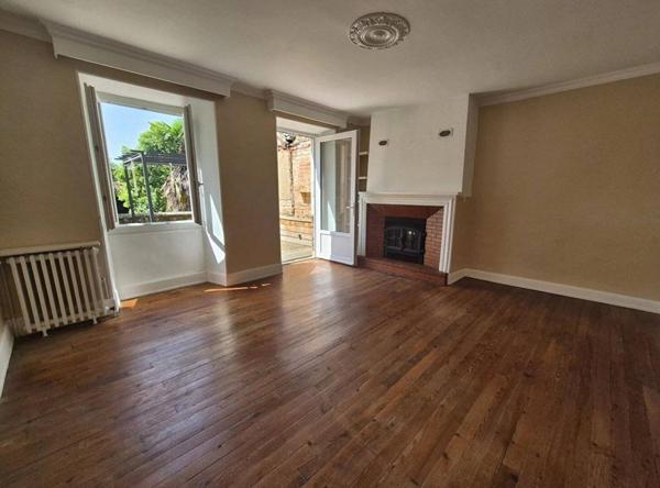 Maison de ville T5 de 172m2 avec garages, cour et terrasse