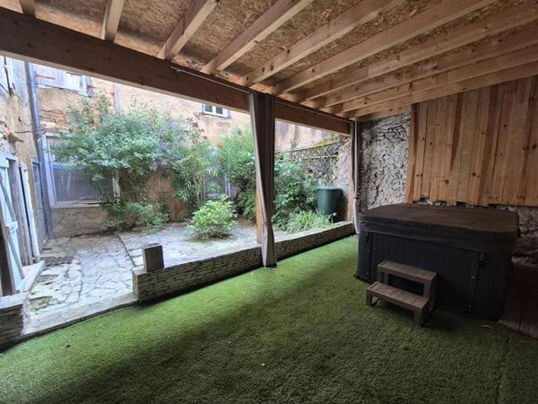 Maison de ville T5 de 172m2 avec garages, cour et terrasse