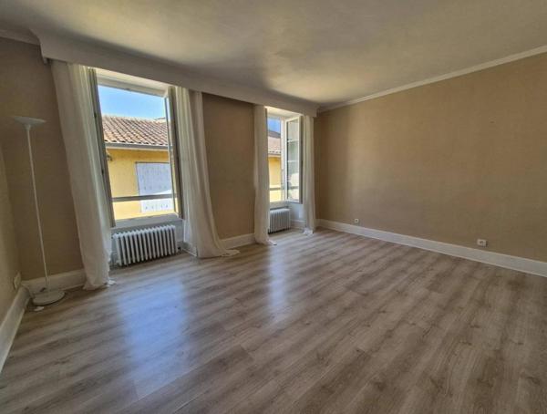 Maison de ville T5 de 172m2 avec garages, cour et terrasse