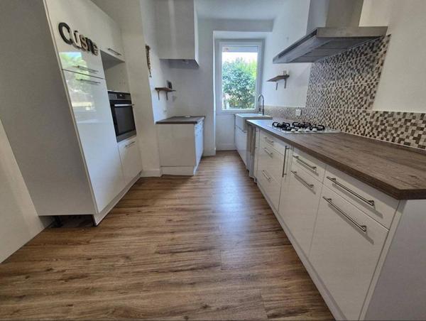 Maison de ville T5 de 172m2 avec garages, cour et terrasse