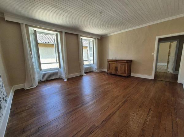 Maison de ville T5 de 172m2 avec garages, cour et terrasse