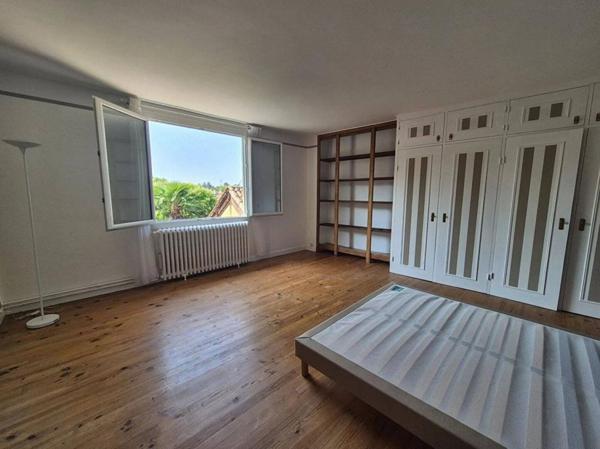 Maison de ville T5 de 172m2 avec garages, cour et terrasse