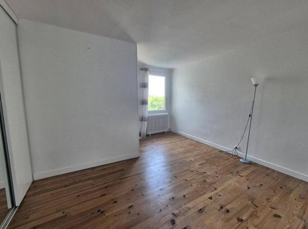 Maison de ville T5 de 172m2 avec garages, cour et terrasse