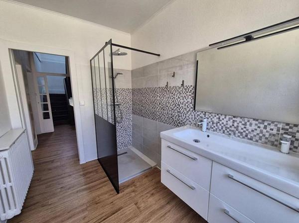 Maison de ville T5 de 172m2 avec garages, cour et terrasse