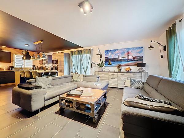 A vendre - Maison de 107m2 - 4 chambres avec un terrain de 325m2 - Située à Soulaire et Bourg