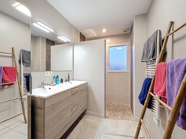 A vendre - Maison de 107m2 - 4 chambres avec un terrain de 325m2 - Située à Soulaire et Bourg