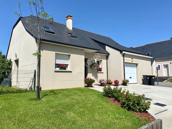 A vendre - Maison de 107m2 - 4 chambres avec un terrain de 325m2 - Située à Soulaire et Bourg