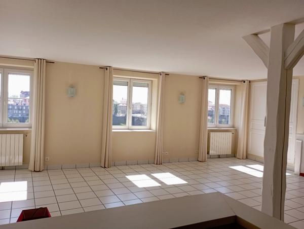 Duplex de caractère avec vue Loire — dernier étage, esprit maison sous les toits