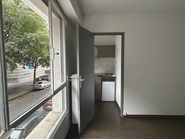 Paris 11 - Studio avec parking - Refait à neuf