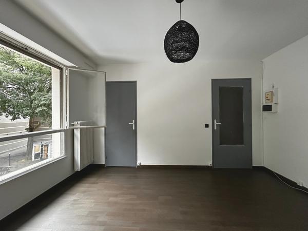 Paris 11 - Studio avec parking - Refait à neuf