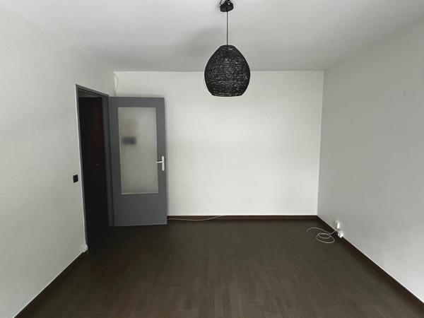 Paris 11 - Studio avec parking - Refait à neuf