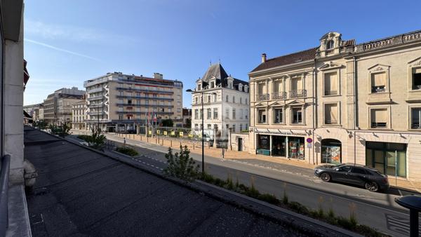 A VENDRE CENTRE VILLE DE PERIGUEUX APPARTEMENT DE TYPE IV  AVEC ASCENSEUR, CAVE ET LOGGIA.