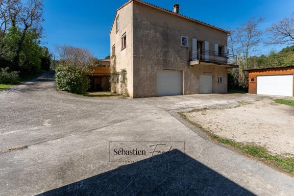 Maison à vendre 8 pièces AUBAGNE (13) - 168 m² - 2 logements - 65 m² garages en sous-sol - cave - 2 garages extérieurs - piscinable