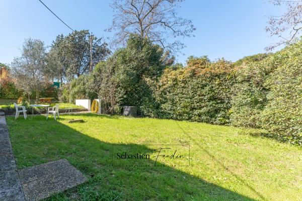 Maison à vendre 8 pièces AUBAGNE (13) - 168 m² - 2 logements - 65 m² garages en sous-sol - cave - 2 garages extérieurs - piscinable