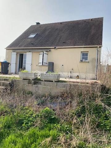 TRAVAUX A PREVOIR !!
Edifié sur 750 m2 de terrain venez découvrir ce pavillon individuelle disposant dun séjour salle a manger sur une cuisine ouverte, quatre chambres, une salle d'eau, des water-closets, une terrasse et un abri jardin.

SECTEUR CALME !!