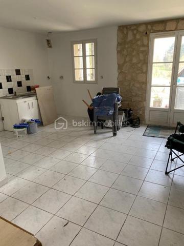 TRAVAUX A PREVOIR !!
Edifié sur 750 m2 de terrain venez découvrir ce pavillon individuelle disposant dun séjour salle a manger sur une cuisine ouverte, quatre chambres, une salle d'eau, des water-closets, une terrasse et un abri jardin.

SECTEUR CALME !!