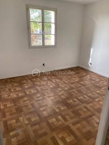 TRAVAUX A PREVOIR !!
Edifié sur 750 m2 de terrain venez découvrir ce pavillon individuelle disposant dun séjour salle a manger sur une cuisine ouverte, quatre chambres, une salle d'eau, des water-closets, une terrasse et un abri jardin.

SECTEUR CALME !!