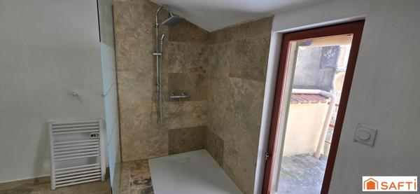 Maison rénovée, Trois chambres et deux terrasses.