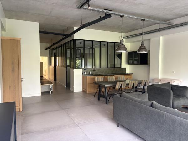 Loft
         3 pièces
        - 102 m² Bien prestige 745 000 € *