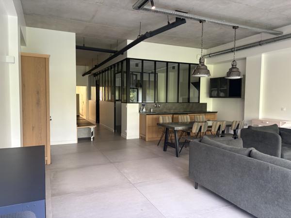 Loft
         3 pièces
        - 102 m² Bien prestige 745 000 € *