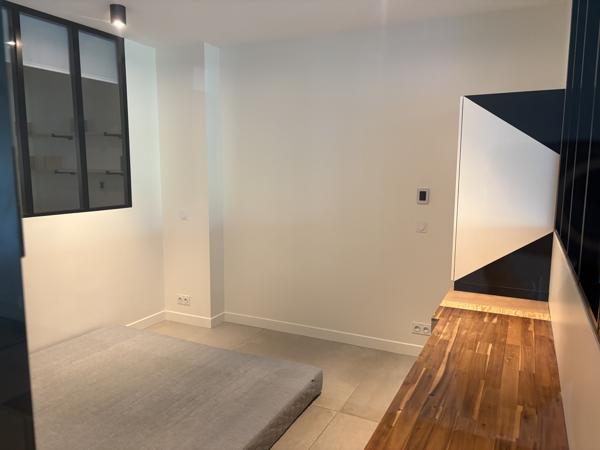 Loft
         3 pièces
        - 102 m² Bien prestige 745 000 € *
