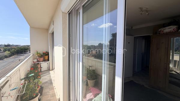 NOUVELLE EXCLUSIVITÉ !
Entre mer et ville, découvrez cet appartement situé dans le secteur du Pas du Loup !
Idéalement situé avec un arrêt de bus à proximité, cet appartement offre de belles possibilités : pied-à-terre en famille, premier achat ou investissement locatif.
Situé au 2ᵉ étage d’un petit immeuble sans ascenseur, il saura vous séduire par son agencement fonctionnel, sa luminosité et sa vue dégagée.
Ses atouts : Une belle pièce de vie spacieuse, lumineuse, deux chambres.
Un appartement traversant, bénéficiant d’une très belle luminosité, une loggia pouvant accueillir un espace buanderie
Un balcon idéal pour profiter de vos repas en extérieur
Une grande cave pour stocker meubles et effets personnels
De faibles charges de copropriété !
Un rafraîchissement est à prévoir : l’occasion idéale de laisser libre cours à vos envies et de personnaliser votre futur intérieur selon vos goûts.

Que vous recherchiez votre premier logement, un pied-à-terre près de la mer ou un investissement locatif, cet appartement mérite toute votre attention !

📞 Une visite s’impose pour découvrir tout son potentiel ! Contactez-moi pour plus d’informations et pour organiser votre visite.
