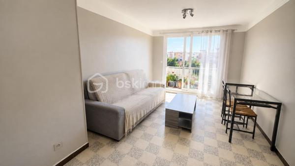 NOUVELLE EXCLUSIVITÉ !
Entre mer et ville, découvrez cet appartement situé dans le secteur du Pas du Loup !
Idéalement situé avec un arrêt de bus à proximité, cet appartement offre de belles possibilités : pied-à-terre en famille, premier achat ou investissement locatif.
Situé au 2ᵉ étage d’un petit immeuble sans ascenseur, il saura vous séduire par son agencement fonctionnel, sa luminosité et sa vue dégagée.
Ses atouts : Une belle pièce de vie spacieuse, lumineuse, deux chambres.
Un appartement traversant, bénéficiant d’une très belle luminosité, une loggia pouvant accueillir un espace buanderie
Un balcon idéal pour profiter de vos repas en extérieur
Une grande cave pour stocker meubles et effets personnels
De faibles charges de copropriété !
Un rafraîchissement est à prévoir : l’occasion idéale de laisser libre cours à vos envies et de personnaliser votre futur intérieur selon vos goûts.

Que vous recherchiez votre premier logement, un pied-à-terre près de la mer ou un investissement locatif, cet appartement mérite toute votre attention !

📞 Une visite s’impose pour découvrir tout son potentiel ! Contactez-moi pour plus d’informations et pour organiser votre visite.