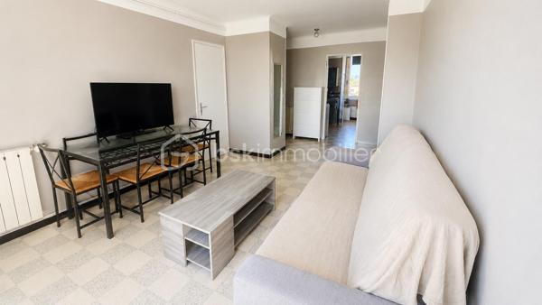 NOUVELLE EXCLUSIVITÉ !
Entre mer et ville, découvrez cet appartement situé dans le secteur du Pas du Loup !
Idéalement situé avec un arrêt de bus à proximité, cet appartement offre de belles possibilités : pied-à-terre en famille, premier achat ou investissement locatif.
Situé au 2ᵉ étage d’un petit immeuble sans ascenseur, il saura vous séduire par son agencement fonctionnel, sa luminosité et sa vue dégagée.
Ses atouts : Une belle pièce de vie spacieuse, lumineuse, deux chambres.
Un appartement traversant, bénéficiant d’une très belle luminosité, une loggia pouvant accueillir un espace buanderie
Un balcon idéal pour profiter de vos repas en extérieur
Une grande cave pour stocker meubles et effets personnels
De faibles charges de copropriété !
Un rafraîchissement est à prévoir : l’occasion idéale de laisser libre cours à vos envies et de personnaliser votre futur intérieur selon vos goûts.

Que vous recherchiez votre premier logement, un pied-à-terre près de la mer ou un investissement locatif, cet appartement mérite toute votre attention !

📞 Une visite s’impose pour découvrir tout son potentiel ! Contactez-moi pour plus d’informations et pour organiser votre visite.