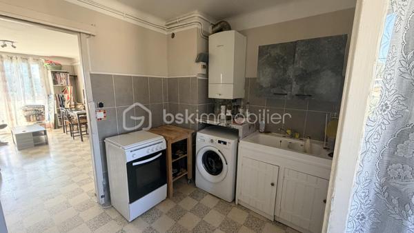 NOUVELLE EXCLUSIVITÉ !
Entre mer et ville, découvrez cet appartement situé dans le secteur du Pas du Loup !
Idéalement situé avec un arrêt de bus à proximité, cet appartement offre de belles possibilités : pied-à-terre en famille, premier achat ou investissement locatif.
Situé au 2ᵉ étage d’un petit immeuble sans ascenseur, il saura vous séduire par son agencement fonctionnel, sa luminosité et sa vue dégagée.
Ses atouts : Une belle pièce de vie spacieuse, lumineuse, deux chambres.
Un appartement traversant, bénéficiant d’une très belle luminosité, une loggia pouvant accueillir un espace buanderie
Un balcon idéal pour profiter de vos repas en extérieur
Une grande cave pour stocker meubles et effets personnels
De faibles charges de copropriété !
Un rafraîchissement est à prévoir : l’occasion idéale de laisser libre cours à vos envies et de personnaliser votre futur intérieur selon vos goûts.

Que vous recherchiez votre premier logement, un pied-à-terre près de la mer ou un investissement locatif, cet appartement mérite toute votre attention !

📞 Une visite s’impose pour découvrir tout son potentiel ! Contactez-moi pour plus d’informations et pour organiser votre visite.