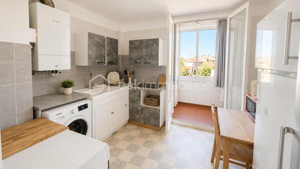 NOUVELLE EXCLUSIVITÉ !
Entre mer et ville, découvrez cet appartement situé dans le secteur du Pas du Loup !
Idéalement situé avec un arrêt de bus à proximité, cet appartement offre de belles possibilités : pied-à-terre en famille, premier achat ou investissement locatif.
Situé au 2ᵉ étage d’un petit immeuble sans ascenseur, il saura vous séduire par son agencement fonctionnel, sa luminosité et sa vue dégagée.
Ses atouts : Une belle pièce de vie spacieuse, lumineuse, deux chambres.
Un appartement traversant, bénéficiant d’une très belle luminosité, une loggia pouvant accueillir un espace buanderie
Un balcon idéal pour profiter de vos repas en extérieur
Une grande cave pour stocker meubles et effets personnels
De faibles charges de copropriété !
Un rafraîchissement est à prévoir : l’occasion idéale de laisser libre cours à vos envies et de personnaliser votre futur intérieur selon vos goûts.

Que vous recherchiez votre premier logement, un pied-à-terre près de la mer ou un investissement locatif, cet appartement mérite toute votre attention !

📞 Une visite s’impose pour découvrir tout son potentiel ! Contactez-moi pour plus d’informations et pour organiser votre visite.