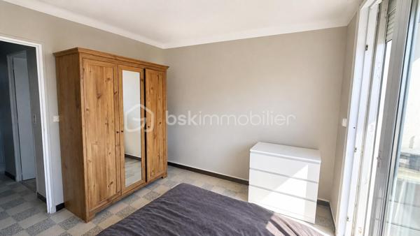 NOUVELLE EXCLUSIVITÉ !
Entre mer et ville, découvrez cet appartement situé dans le secteur du Pas du Loup !
Idéalement situé avec un arrêt de bus à proximité, cet appartement offre de belles possibilités : pied-à-terre en famille, premier achat ou investissement locatif.
Situé au 2ᵉ étage d’un petit immeuble sans ascenseur, il saura vous séduire par son agencement fonctionnel, sa luminosité et sa vue dégagée.
Ses atouts : Une belle pièce de vie spacieuse, lumineuse, deux chambres.
Un appartement traversant, bénéficiant d’une très belle luminosité, une loggia pouvant accueillir un espace buanderie
Un balcon idéal pour profiter de vos repas en extérieur
Une grande cave pour stocker meubles et effets personnels
De faibles charges de copropriété !
Un rafraîchissement est à prévoir : l’occasion idéale de laisser libre cours à vos envies et de personnaliser votre futur intérieur selon vos goûts.

Que vous recherchiez votre premier logement, un pied-à-terre près de la mer ou un investissement locatif, cet appartement mérite toute votre attention !

📞 Une visite s’impose pour découvrir tout son potentiel ! Contactez-moi pour plus d’informations et pour organiser votre visite.