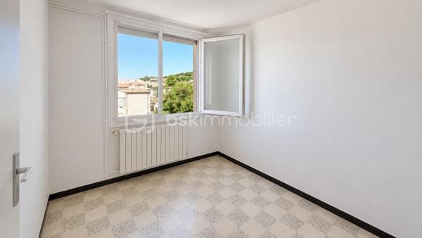 NOUVELLE EXCLUSIVITÉ !
Entre mer et ville, découvrez cet appartement situé dans le secteur du Pas du Loup !
Idéalement situé avec un arrêt de bus à proximité, cet appartement offre de belles possibilités : pied-à-terre en famille, premier achat ou investissement locatif.
Situé au 2ᵉ étage d’un petit immeuble sans ascenseur, il saura vous séduire par son agencement fonctionnel, sa luminosité et sa vue dégagée.
Ses atouts : Une belle pièce de vie spacieuse, lumineuse, deux chambres.
Un appartement traversant, bénéficiant d’une très belle luminosité, une loggia pouvant accueillir un espace buanderie
Un balcon idéal pour profiter de vos repas en extérieur
Une grande cave pour stocker meubles et effets personnels
De faibles charges de copropriété !
Un rafraîchissement est à prévoir : l’occasion idéale de laisser libre cours à vos envies et de personnaliser votre futur intérieur selon vos goûts.

Que vous recherchiez votre premier logement, un pied-à-terre près de la mer ou un investissement locatif, cet appartement mérite toute votre attention !

📞 Une visite s’impose pour découvrir tout son potentiel ! Contactez-moi pour plus d’informations et pour organiser votre visite.