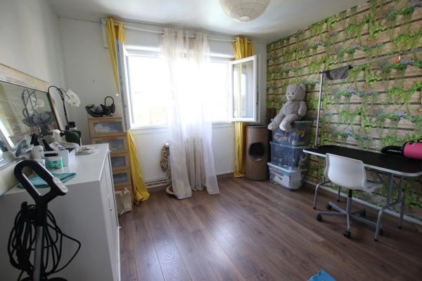 ORLEANS à 6' à pied de la gare, vaste appartement 106 m2,  trois chambres à rafraîchir