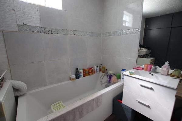 ORLEANS à 6' à pied de la gare, vaste appartement 106 m2,  trois chambres à rafraîchir