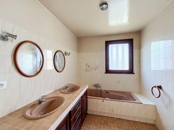 Maison à vendre 189 792 € Saint-Yrieix-sur-Charente 5 p 166 m² DPE C