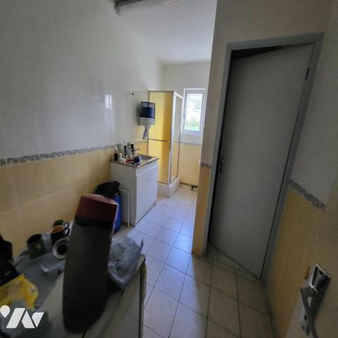 Local d'activité à vendre dans le centre de Châteauneuf du Faou, Finistère 29