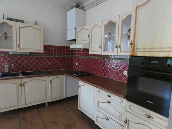 Maison spacieuse de 194 m² trois garages et jardin.