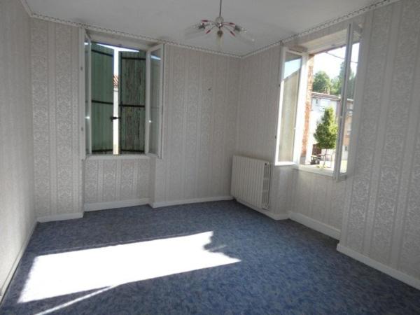 Maison spacieuse de 194 m² trois garages et jardin.