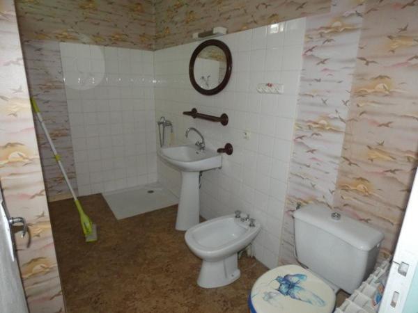 Maison spacieuse de 194 m² trois garages et jardin.